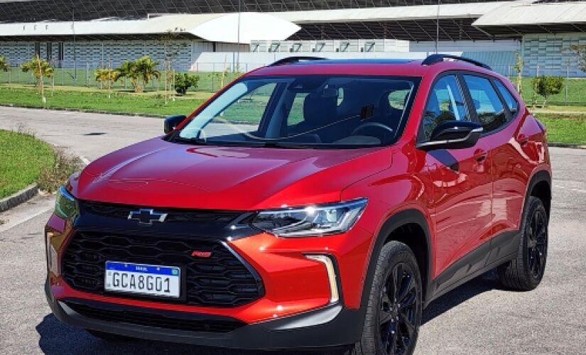 A versão RS adota o mesmo motor 1.2 flex turbo de três cilindros que estreou na configuração Premier do Tracker 