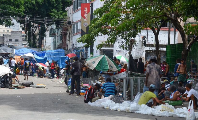 Usuários de drogas atearam fogo em sacos de lixo e bloquearam por alguns minutos a avenida Rio Branco, na noite desta terça-feira (7).