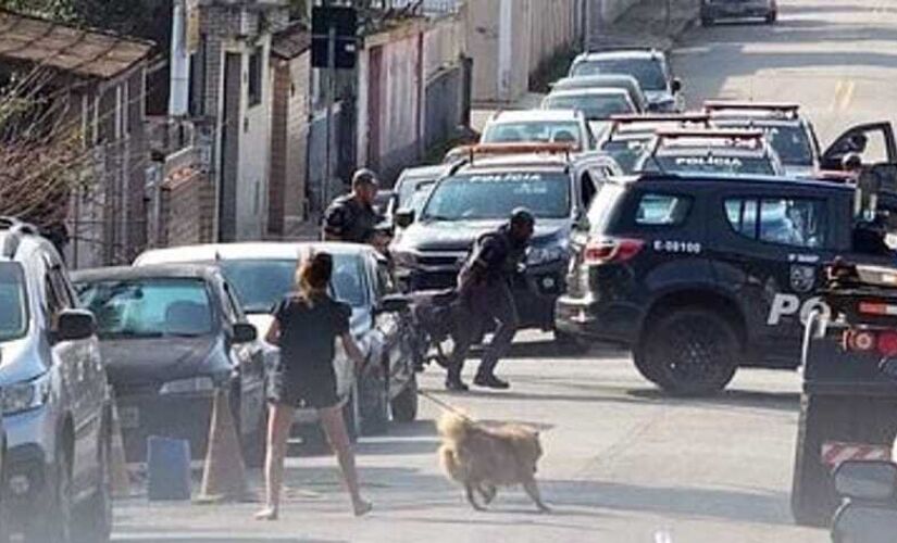 Um homem identificado como indigente em um boletim de ocorrência foi morto por policiais militares com tiros de fuzil e pistola na tarde de segunda-feira (31)