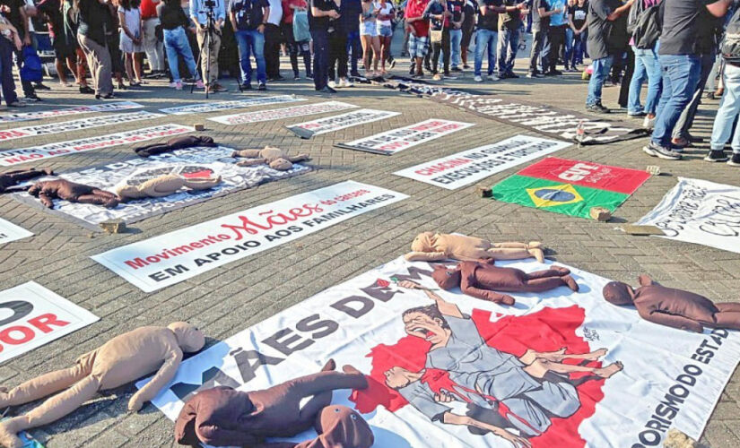 Várias faixas foram colocadas no chão por lideranças do movimento que contou com a participação de cerca de 250 pessoas na Praça 14 Bis