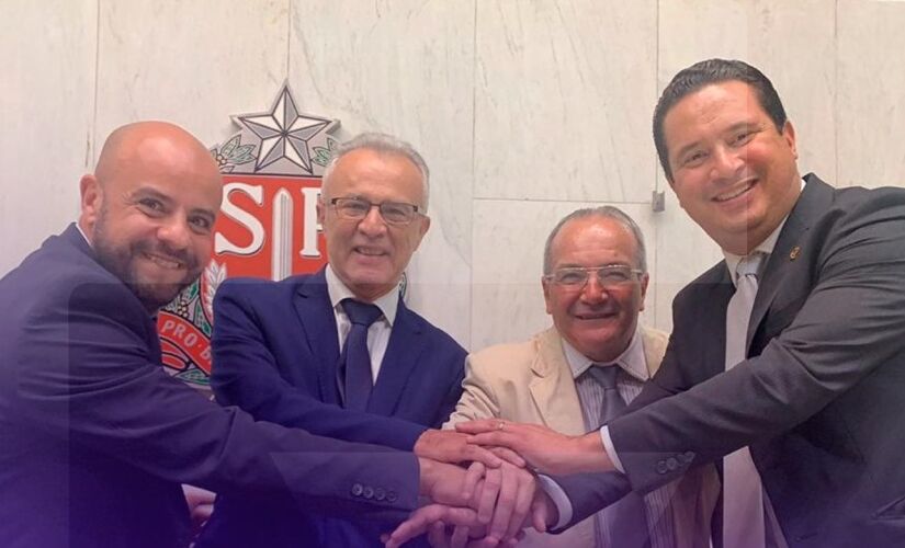 Eduardo Nóbrega (à direita) celebra aprovação do projeto na Alesp