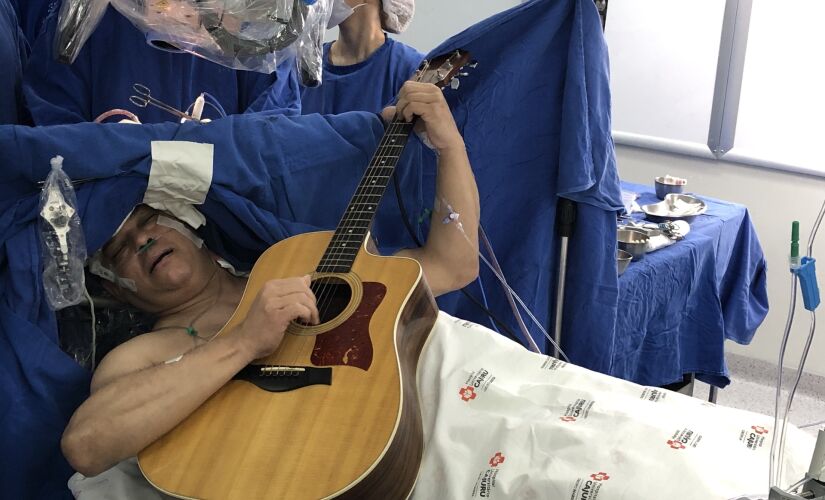 Durante cirurgia para retirada de tumor cerebral, paciente Maurício Stemberg tocou e cantou para garantir que partes importantes do cérebro não fossem afetadas
