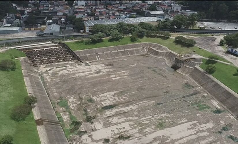 Piscinão na região de Campo Limpo