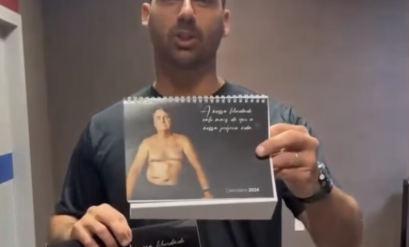 O deputado federal, Eduardo Bolsonaro (PL), ao divulgar calendário de 2024 com seu pai de tema