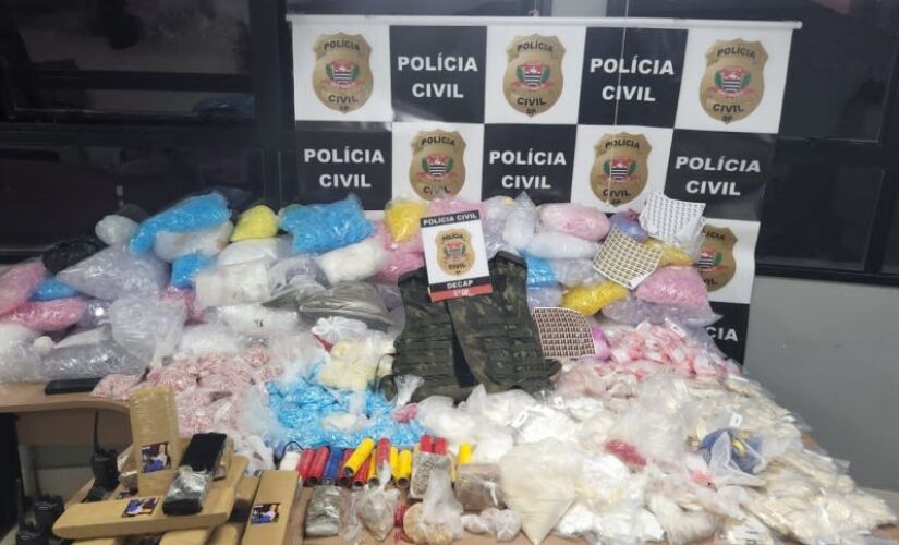 Também foram localizados cerca de 8 quilos de maconha e cocaína a granel