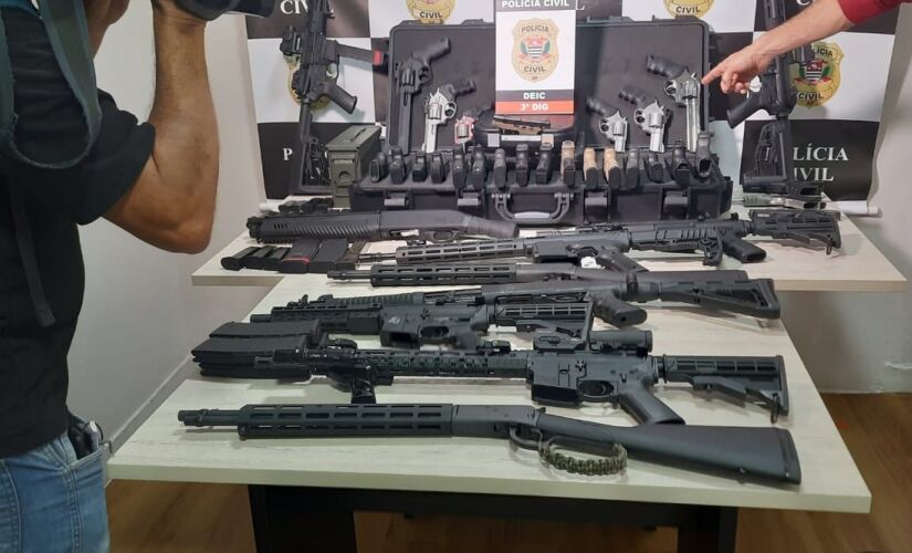 As 40 armas foram encontradas em uma casa e em um stand de tiro na zona leste da capital