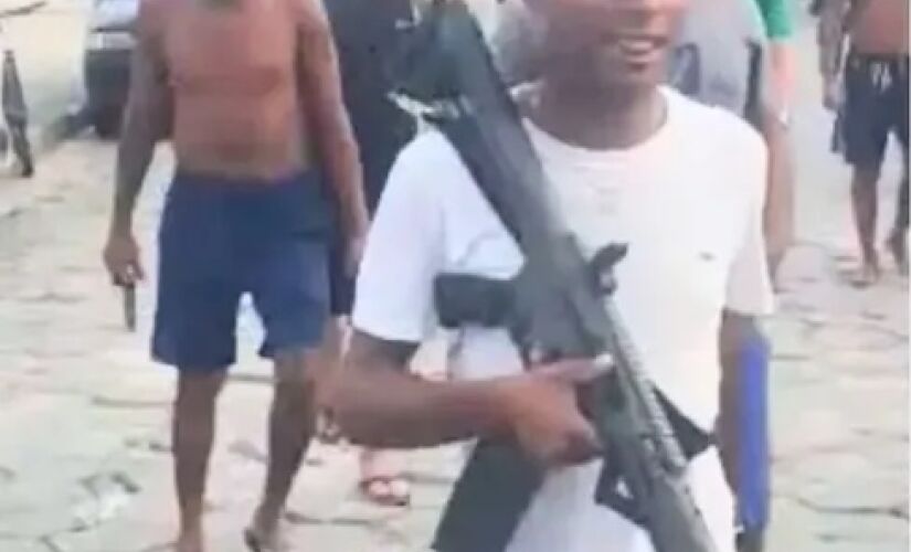 No momento da captura foram apreendidas duas pistolas, 10 celulares e drogas com o homem, conhecido como Jeffinho