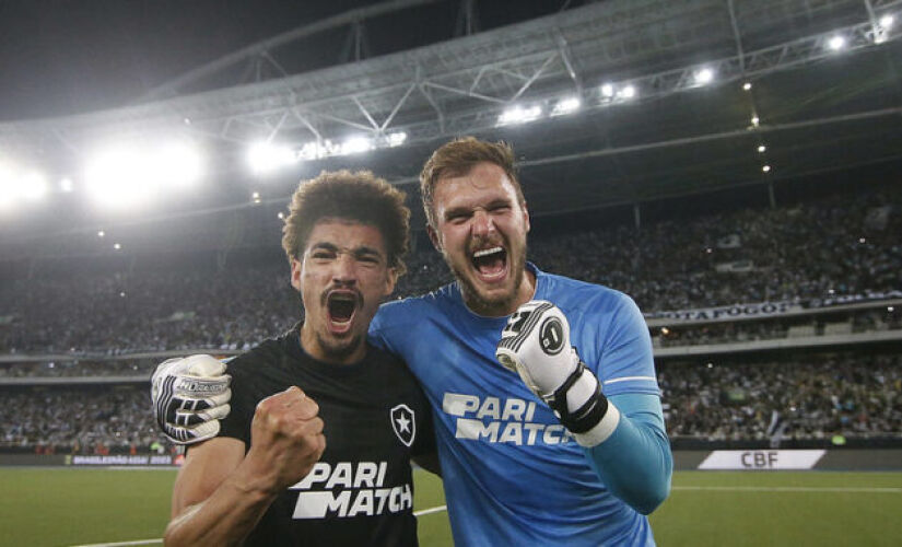 Zagueiro Adryelson e goleiro Lucas Perri