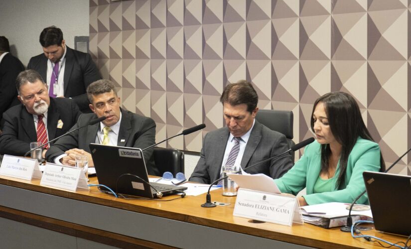 Da dir. para a esq., a relatora, Eliziane, Arthur Maia, Dos Reis e seu advogado