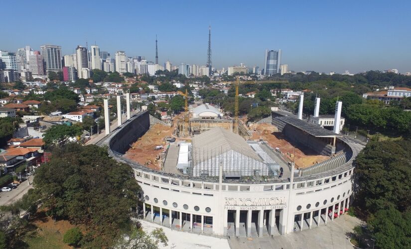 Vista aérea das obras no estádio do Pacaembu, na zona oeste de São Paulo