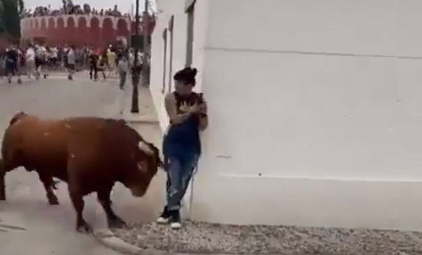 Nas imagens é possível ver a vítima ser atingida pelas costas e jogada para cima com violência