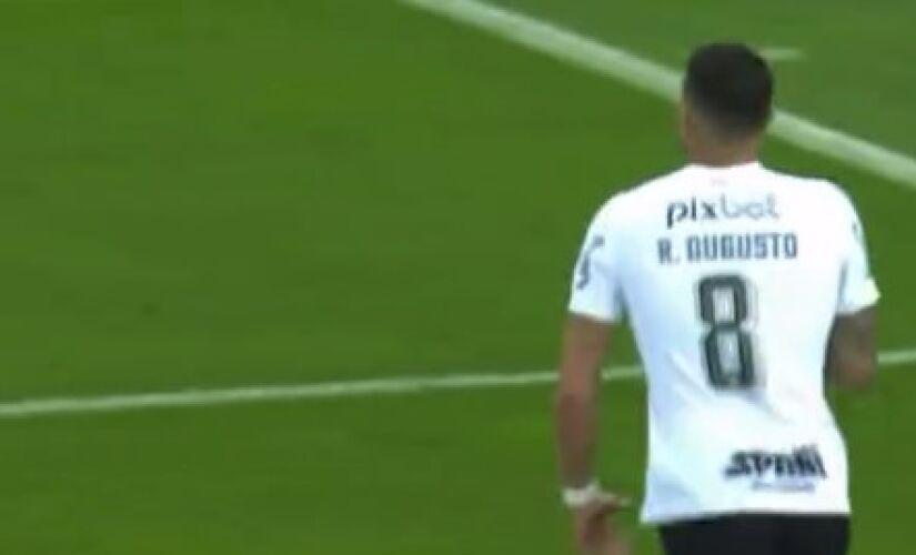 Renato Augusto celebra seu gol contra o Inter