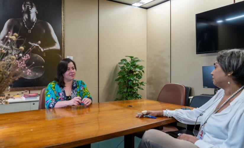 Sâmia Bomfim durante entrevista à jornalista Letícia Maria, da coluna Direto de Brasília