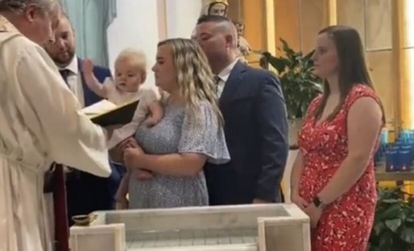 Um bebê, prestes a ser batizado, deu um tapa na bíblia que estava na mão do padre e acabou derrubando o livro nas águas da fonte batismal