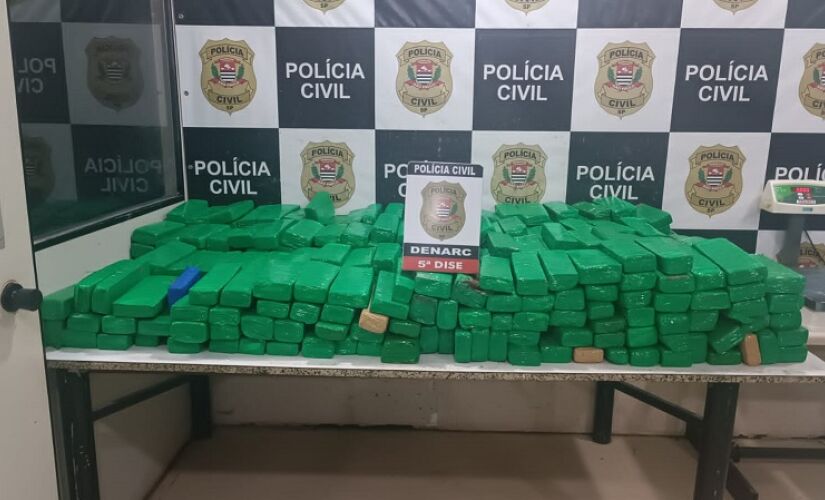 Durante abordagem ao motorista do veículo investigado, os policiais encontraram na caçamba da caminhonete centenas de tijolos de maconha, que pesaram 293 quilos