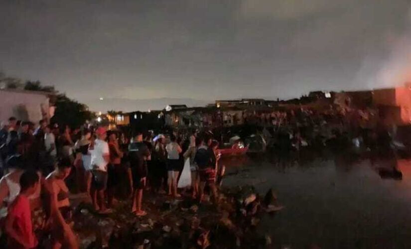 O fogo atingiu mais de 100 casas 