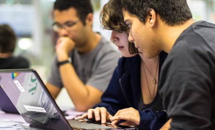 O programa é destinado a jovens de 16 a 24 anos com ensino fundamental completo que buscam inserção no mercado de trabalho