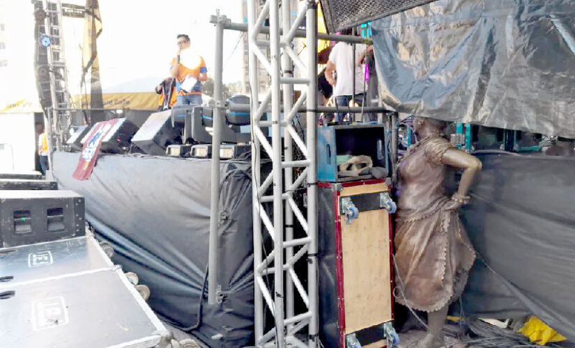 Estátua da sambista negra Madrinha Eunice ficou escondida na lateral de palco de evento no Centro 