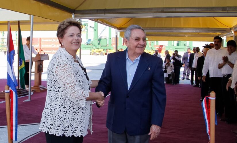 A ex-presidente Dilma Rousseff e Raúl Castro