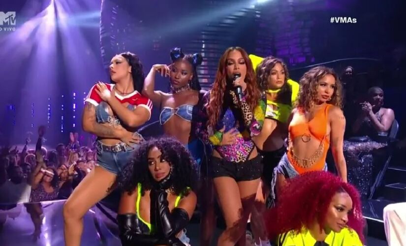 Anitta se apresentou no palco do VMA