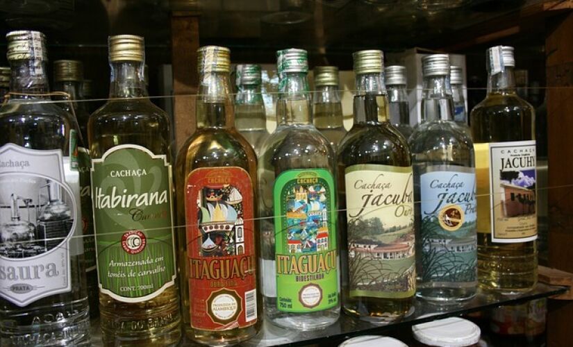 A cachaça é uma bebida rica em histórias e curiosidades