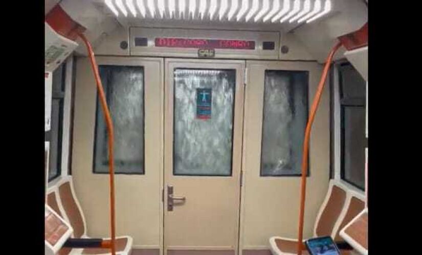 Vídeos mostram o momento em que alguns passageiros observam o volume de água tentando invadir o vagão onde estavam.
