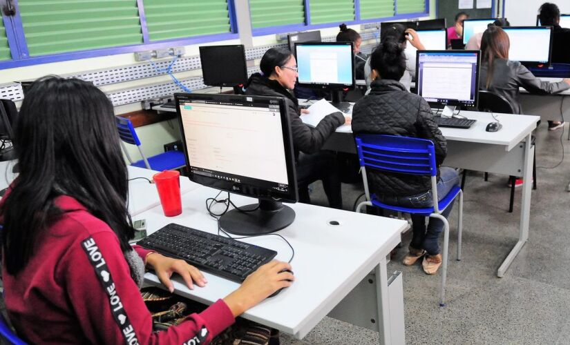 Apenas 58% das escolas possuem computadores e internet para os alunos