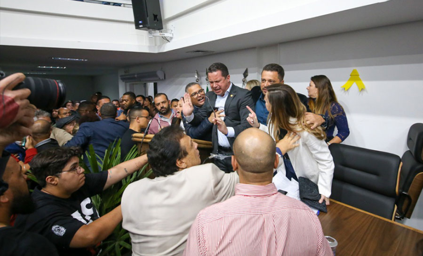 Audiência Pública na Câmara Municipal de Taboão precisou ser encerrada após a GCM intervir para acabar com a confusão 