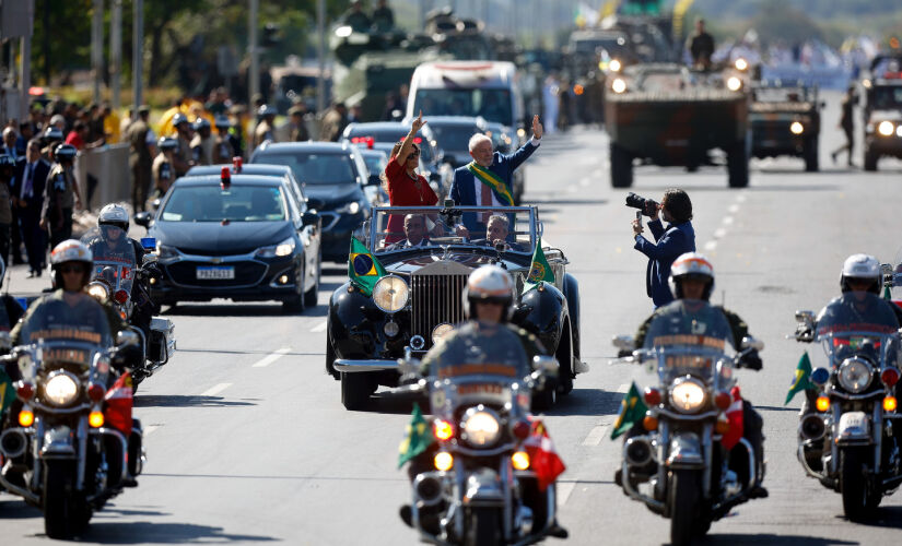 O presidente Lula, acompanhado da primeira dama Janja Lula da Silva, acenam para o público durante o desfile em carro aberto Independência do Brasil, na Esplanada dos Ministérios