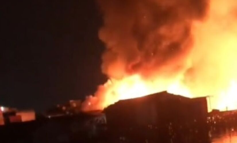 Incêndio de grandes proporções atinge a Comunidade 52, localizada no bairro Rádio Clube