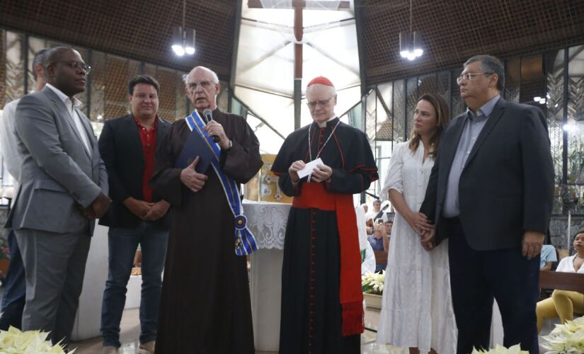 Lancellotti é pároco da Igreja São Miguel Arcanjo, também na zona leste, e atua em defesa de populações desprotegidas socialmente há 40 anos