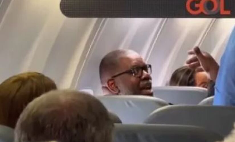 Péricles canta trecho de música em avião