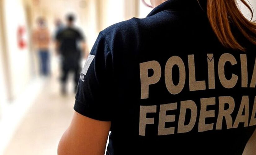 Todos foram levados para a Polícia Federal.