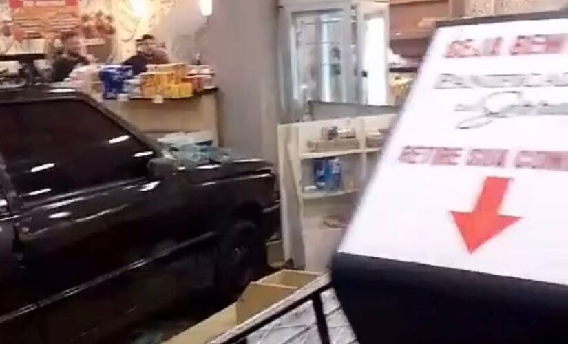 Acidente aconteceu na noite desta segunda-feira (11), em uma padaria, em Itapecerica da Serra