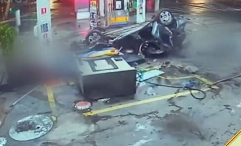 Carro atinge posto de gasolina em Santo Amaro