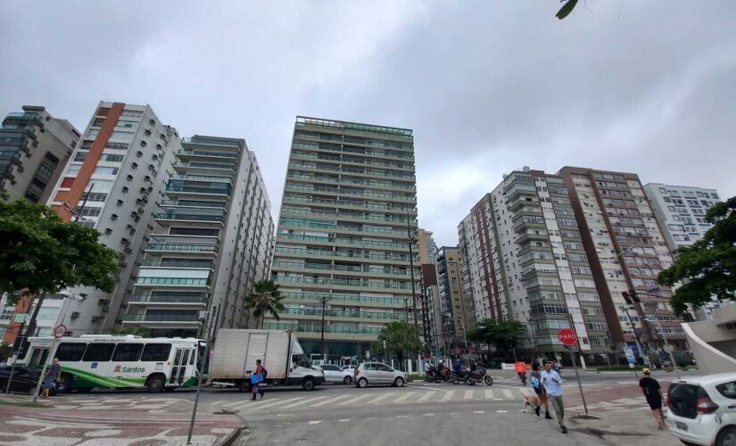 Edifícios construídos sobre argila no litoral paulista causam curiosidade e preocupação; moradores relatam de bolo que cresce desigual a tontura.