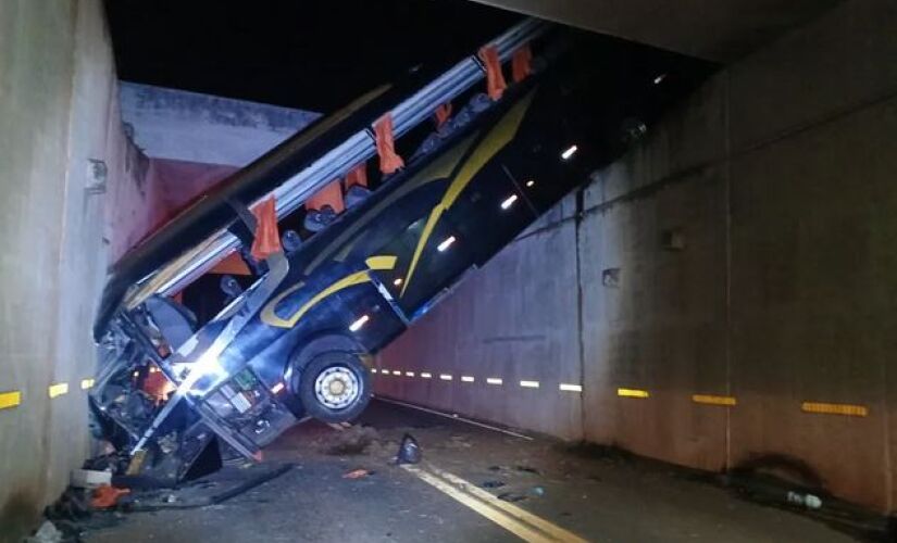 O acidente aconteceu por volta das 3h, quando o ônibus transitava no sentido Campinas a Jaguariúna