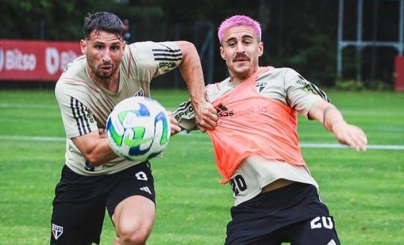 Gabriel Neves, volante uruguaio do São Paulo, desabafou em seu Instagram após críticas recebidas após pintar seu cabelo de rosa