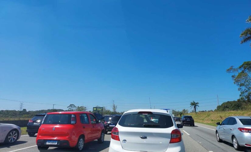 Segundo a Ecovias, que administra a via, há congestionamento do km 28 ao km 32.