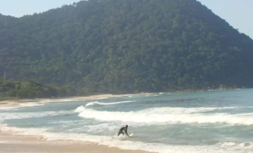 Acesso para a Prainha Branca é por uma trilha com 30 minutos de duração