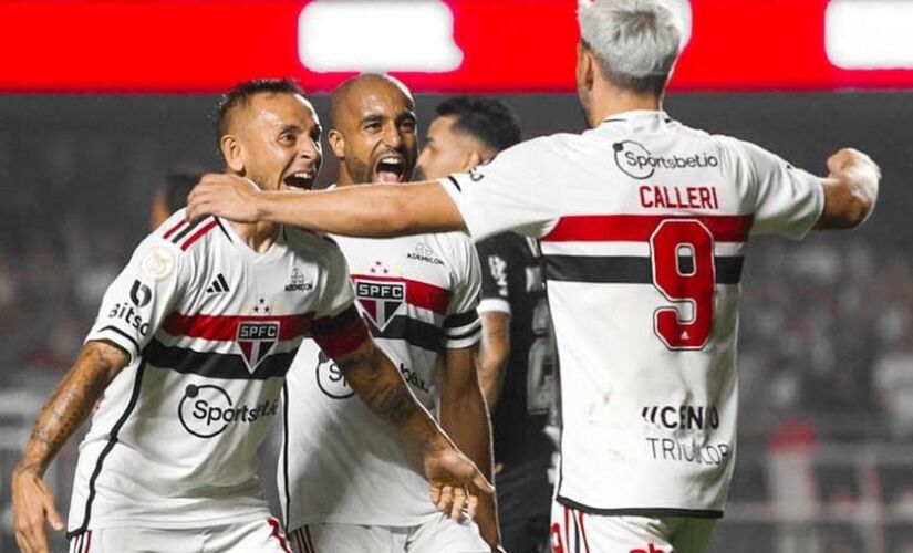 Calleri celebra um de seus dois gols na vitória contra o Corinthians