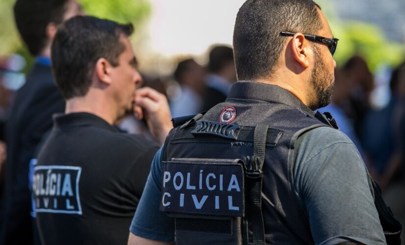 Os policiais chegaram até os suspeitos depois de começarem a investigar um veículo que transportava os entorpecentes