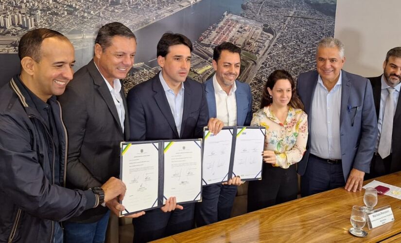 Ministro de Portos e Aeroportos, em Santos, com autoridades locais