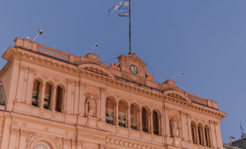 O vencedor tomará posse em 10 de dezembro, data que marca os 40 anos de democracia na Argentina.