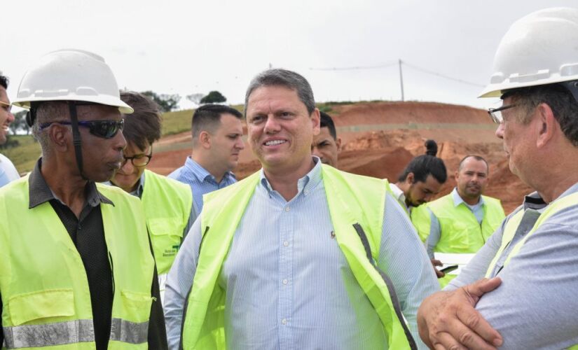 O governador Tarcísio de Freitas (Republicanos) inspecionou nesta quarta-feira (4) as obras de implantação do trecho de 8,2 km de extensão da via Perimetral de Itatiba e o trecho de 1,8 km da rodovia Luciano Consoline 