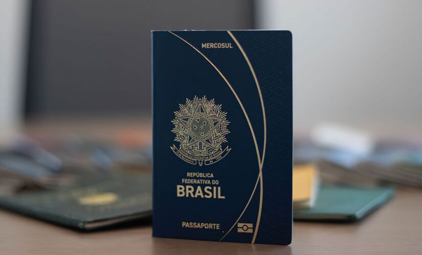 Passaportes brasileiros emitidos a partir desta terça-feira (3) estarão de cara nova. Agora, o design do documento homenageia biomas de todas as regiões do país, com desenhos de flora e fauna