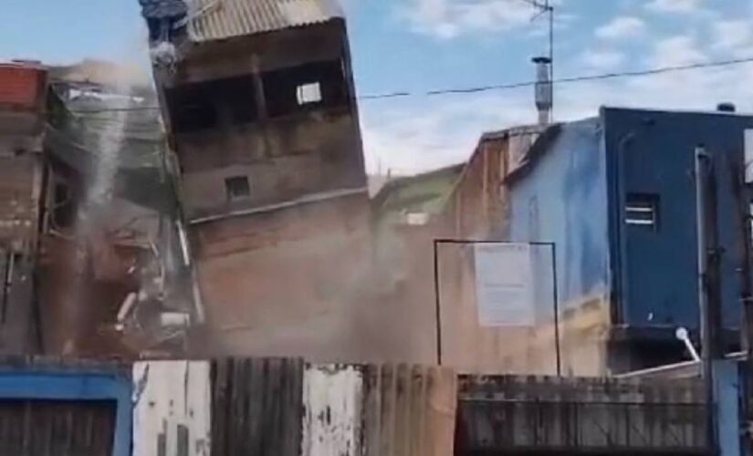 Segundo relatos, pouco antes da casa desabar, foram ouvidos diversos estalos na estrutura da construção