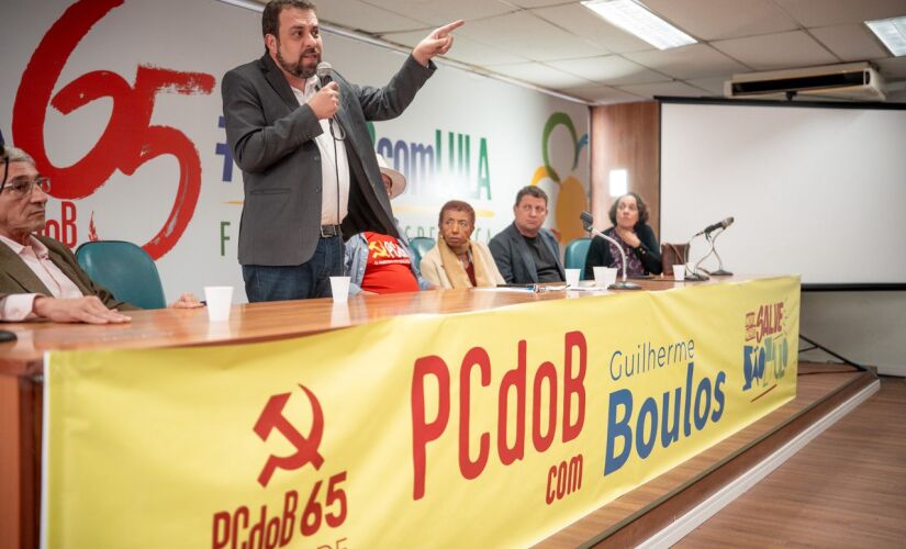 O deputado federal Guilherme Boulos discursa na sede do PCdoB, no centro de São Paulo