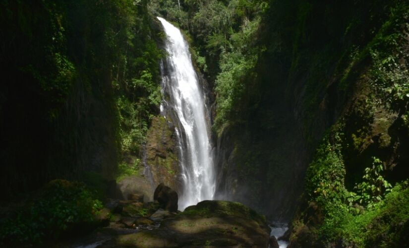 Cachoeiras em SP são opções para se refrescar nesta primavera; na foto vemos a cachoeira Queda de Meu Deus