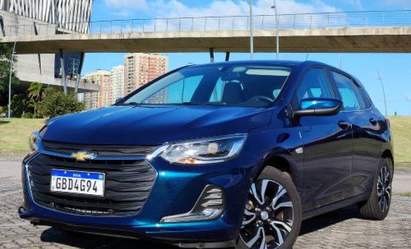 A versão "top" do hatch compacto da Chevrolet tem preço sugerido inicial de R$ 114.590  na cor Azul Seeker testada, custa R$ 116.240